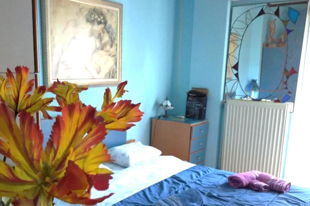 塞薩羅尼基的住宿－Nasos Cozy Place，一间卧室,配有一张带鲜花的床