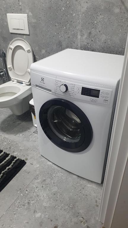 lavatrice in bagno con servizi igienici di Amelja's Apartment a Shkodër
