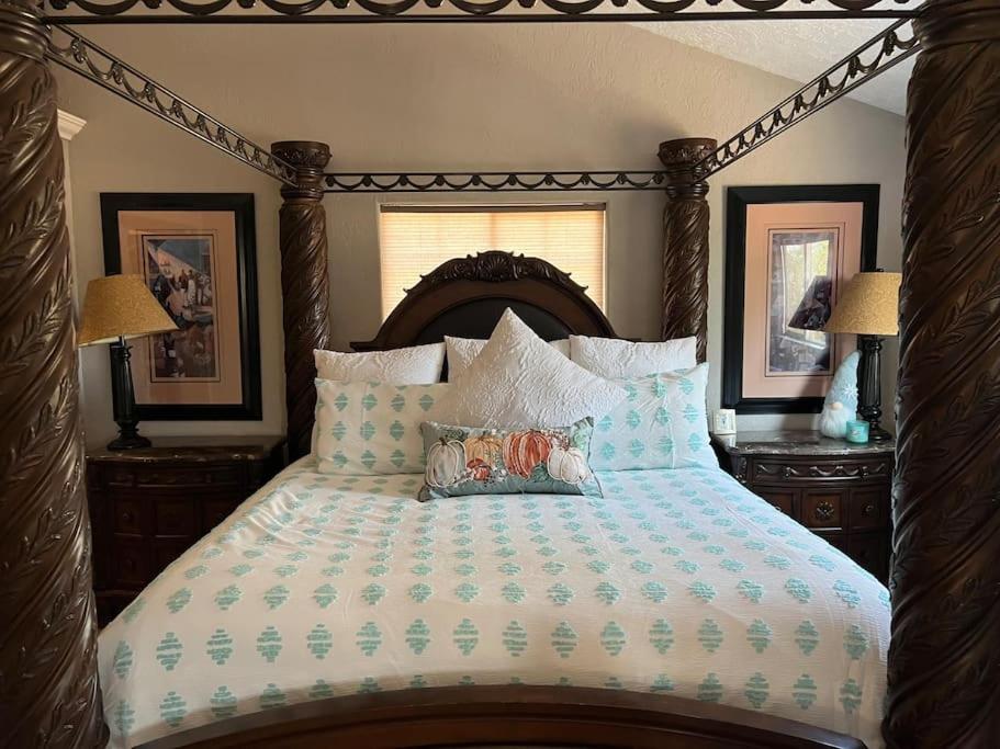 una camera con un grande letto e due lampade di Beautiful and Relaxing Guest House!! a Redding