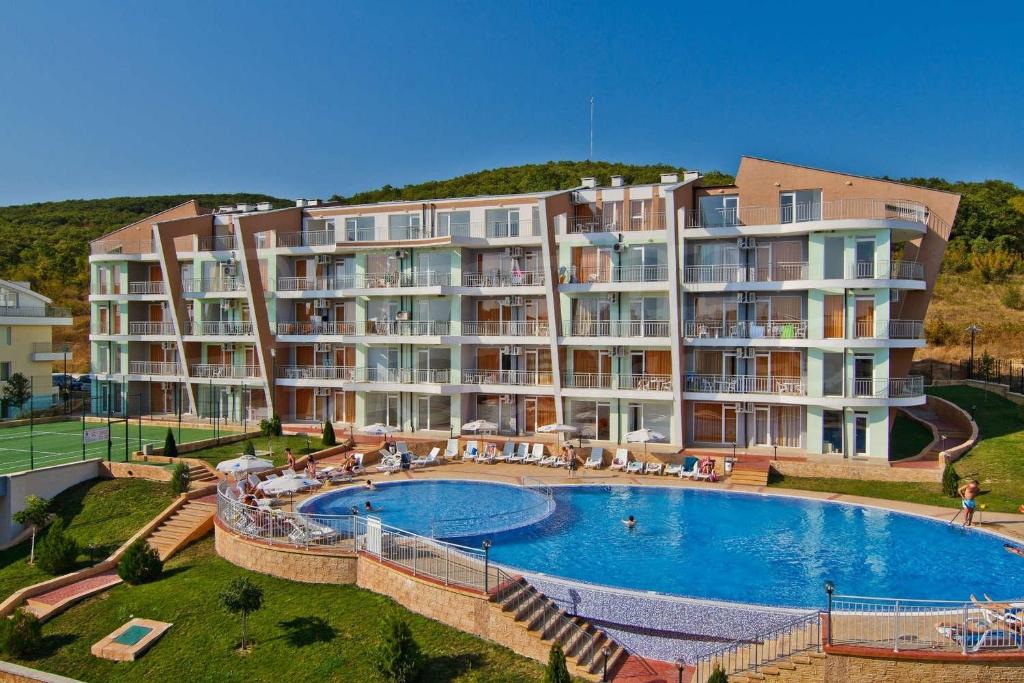 Bazén v ubytování Sunny Beach Sunset Apartments nebo v jeho okolí