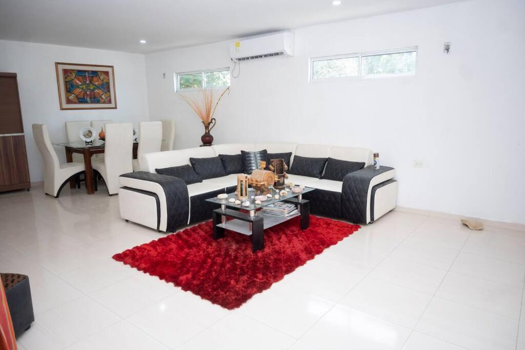 - un salon avec un canapé et un tapis rouge dans l'établissement cabaña villa Oti 1, à Ciénaga