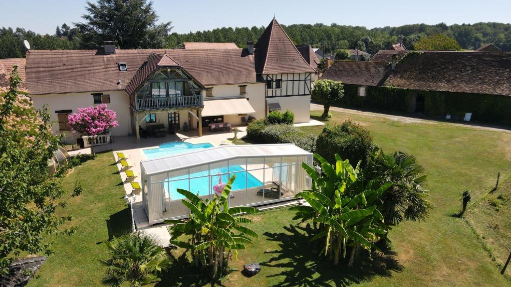 - une vue aérienne sur une maison avec une piscine dans l'établissement La Ferme de Laupilière, à Sarrazac