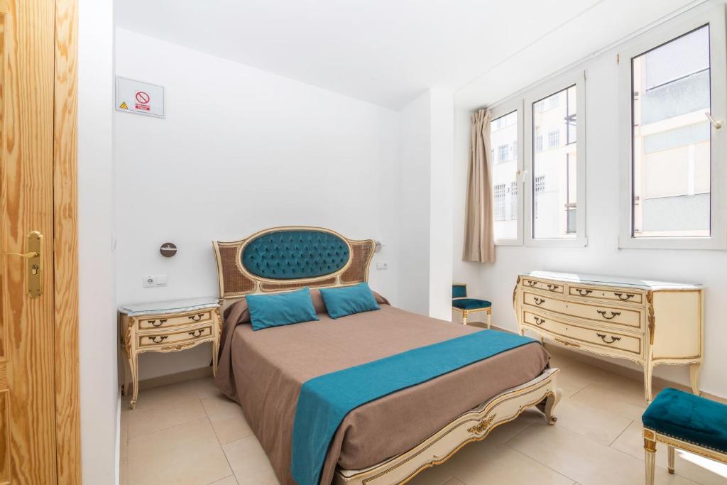 1 dormitorio con 1 cama, vestidor y ventana en Hotel Maritimo, en Alicante