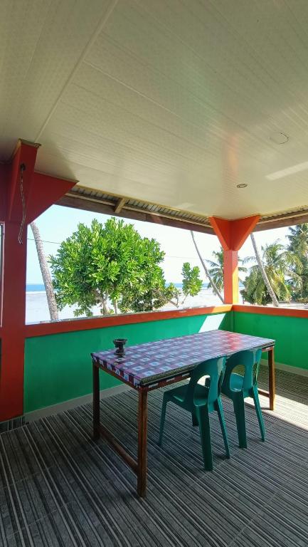 Stolní tenis v ubytování Aloha Guest House Nias nebo okolí