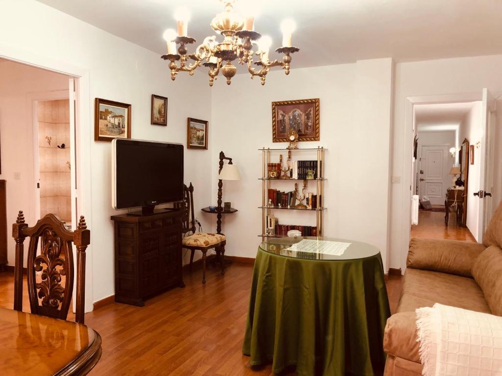 TV a/nebo společenská místnost v ubytování Vivienda Familiar en el Centro de Baeza