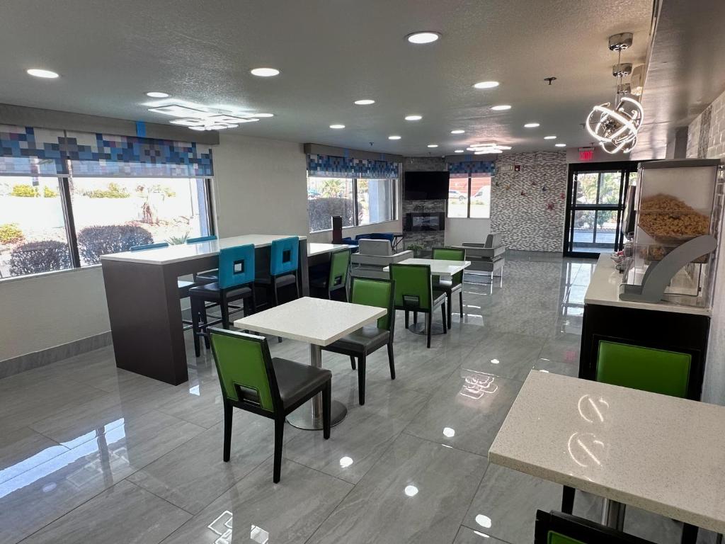 Posezení v ubytování Super 8 by Wyndham Prattville Montgomery