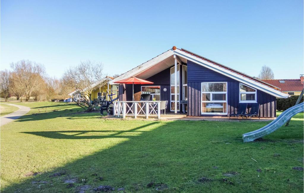 una pequeña casa con un tobogán en el patio en Awesome Home In Otterndorf With Sauna, en Otterndorf