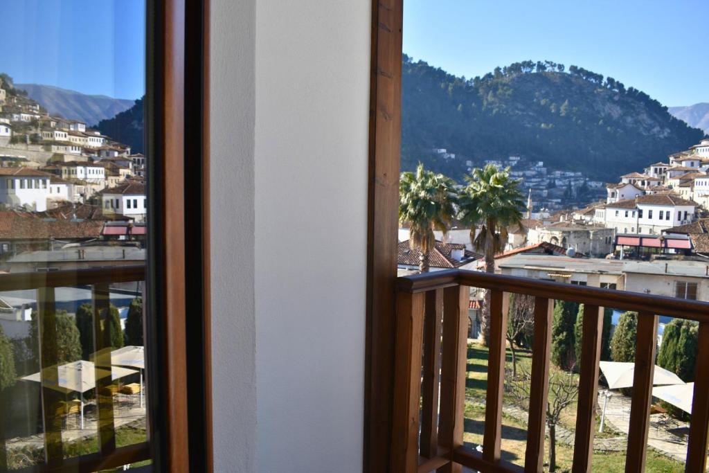 Vista generica sulle montagne o vista sulle montagne dall'interno dell'hotel