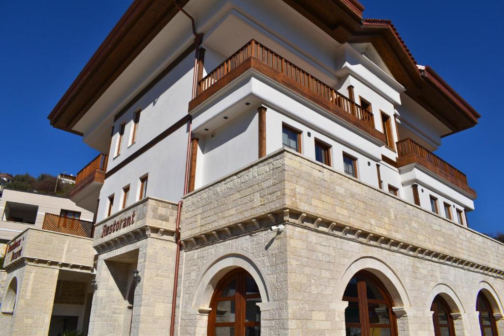 un edificio con balcone sopra di Hotel Rezidenca Desaret a Berat
