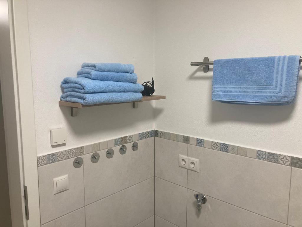 a bathroom with blue towels on a wall at Im Stüble in Koetz 