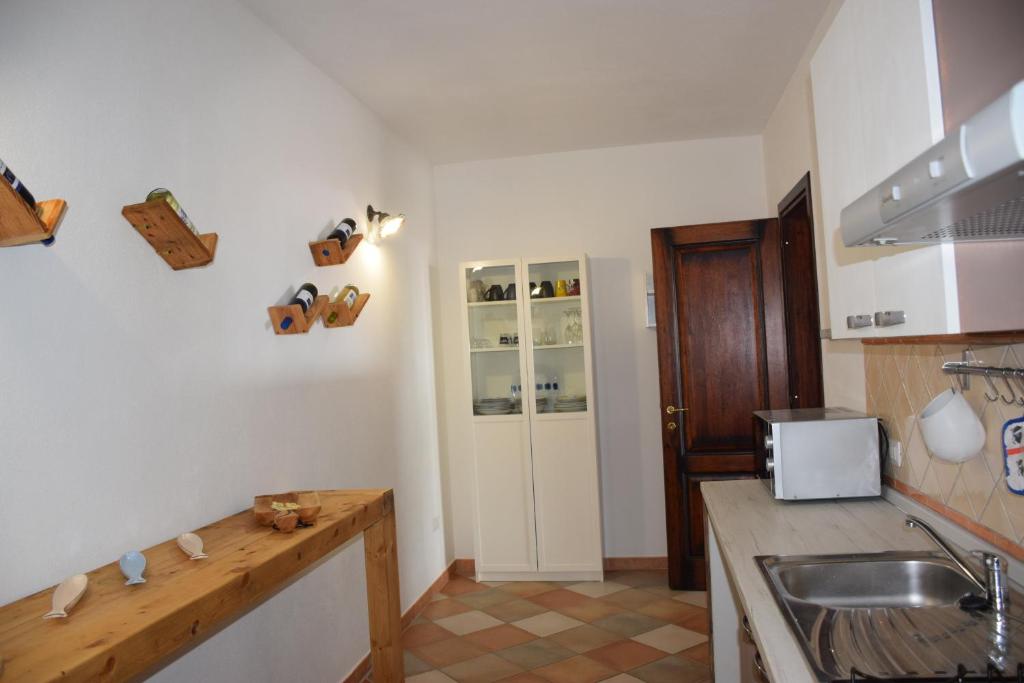 A kitchen or kitchenette at La Villa Tanca Piras