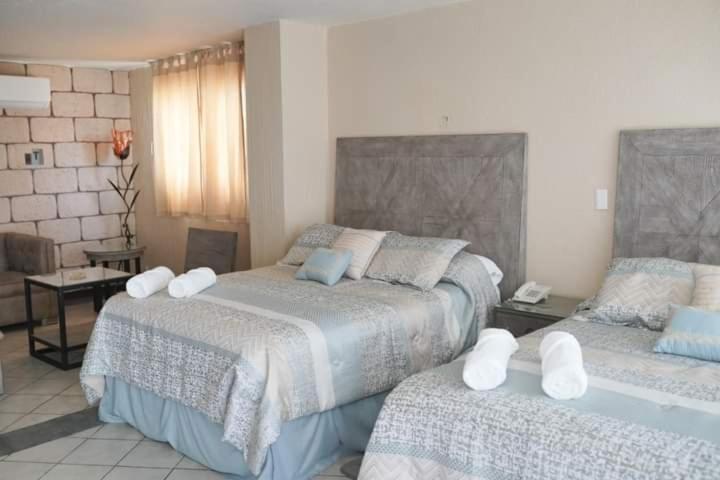um quarto com 2 camas e toalhas em HOTEL MARIA ISABEL DE IGUALA em Iguala de la Independencia