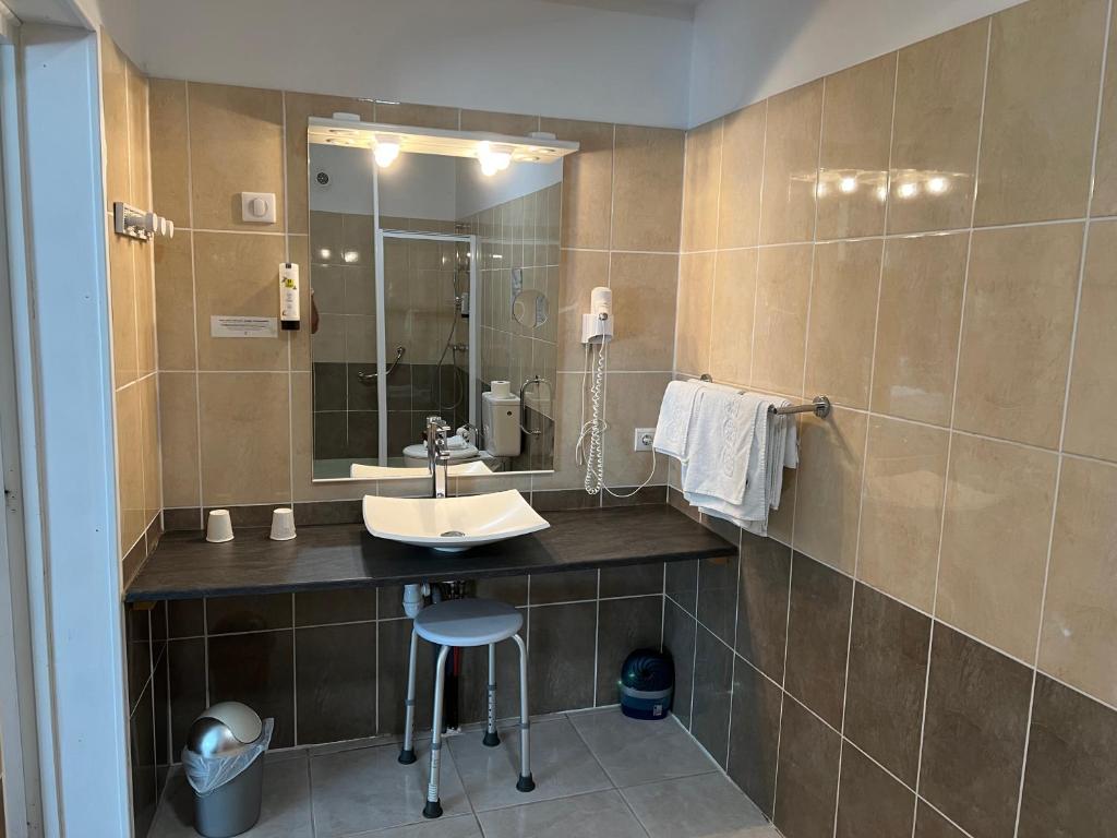 Logis Hôtel-Restaurant Les Voyageurs - King Room - Disability Access