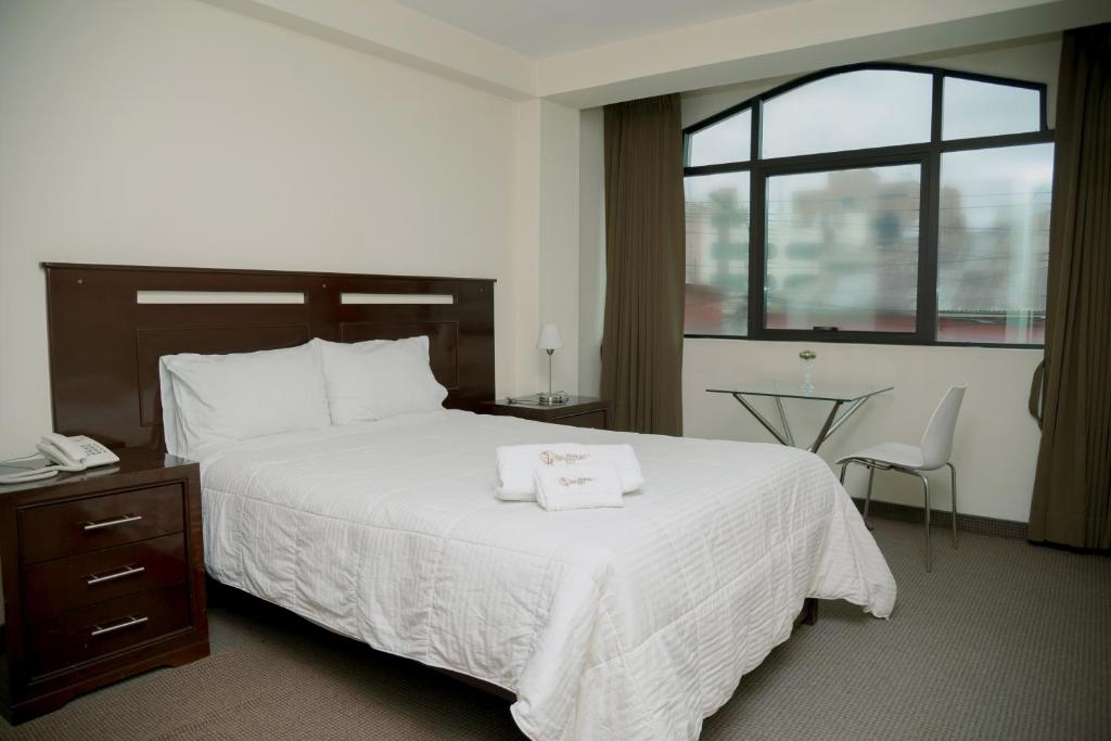 Tempat tidur dalam kamar di Hotel San Román ⋆⋆⋆