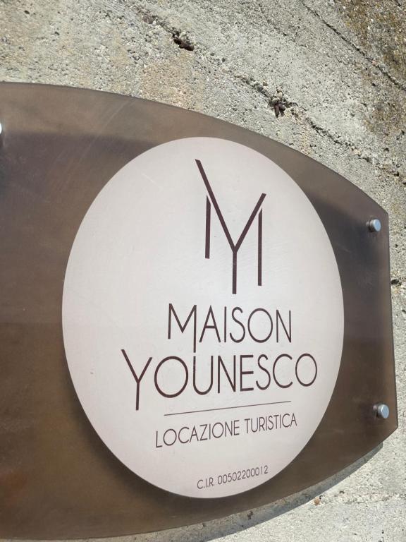 een bord voor het museum van yorkshireorkshire tudor heritage bij Maison Younesco - Villa indipendente exclusive in Castagnole Lanze