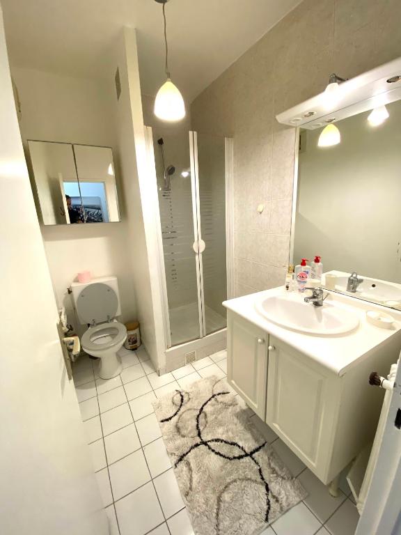 Um banheiro em Appartement Marceau Courbevoie