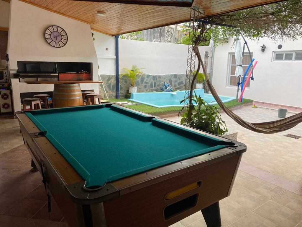 a pool table in a living room with a pool table at Refugio El Jazmín in Posadas