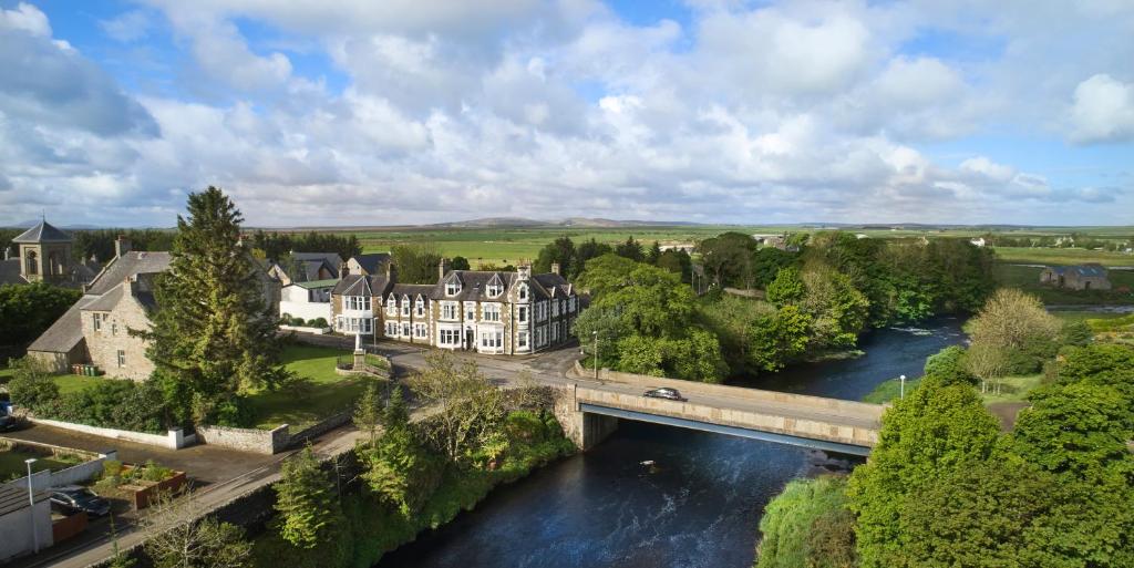 una vista aérea de un puente sobre un río en Ulbster Arms Hotel near Thurso, en Halkirk