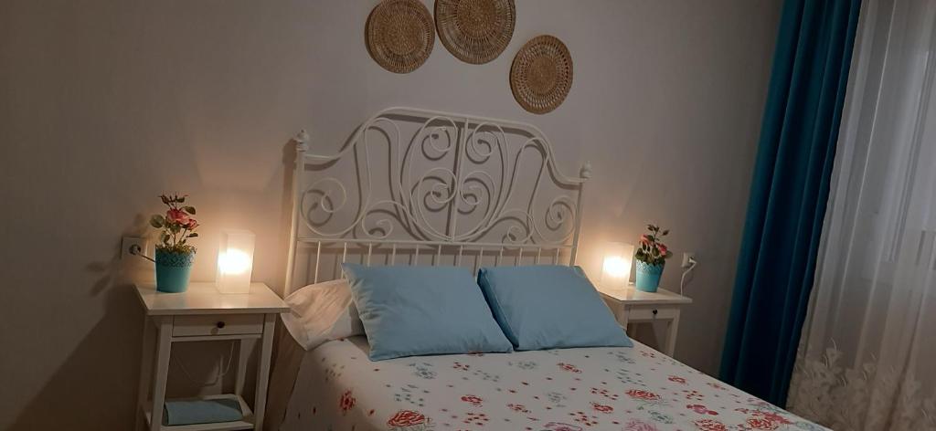 - une chambre avec un lit, 2 tables et 2 lampes dans l'établissement Apartamento COSTA VASCA Las Arenas Getxo, à Getxo