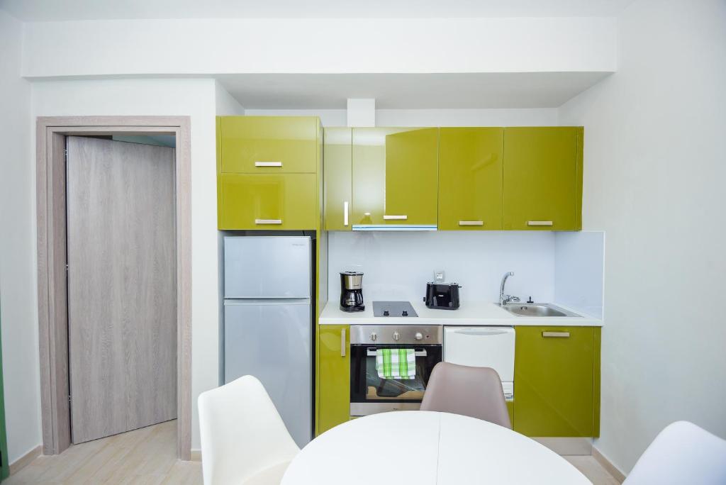 Kuchyň nebo kuchyňský kout v ubytování tzogias apartments pan