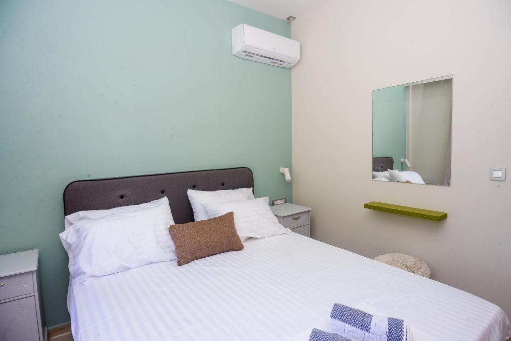 Postel nebo postele na pokoji v ubytování tzogias apartments pan