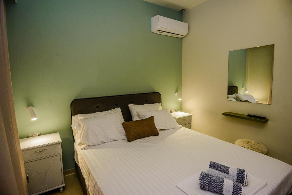 Postel nebo postele na pokoji v ubytování tzogias apartments pan