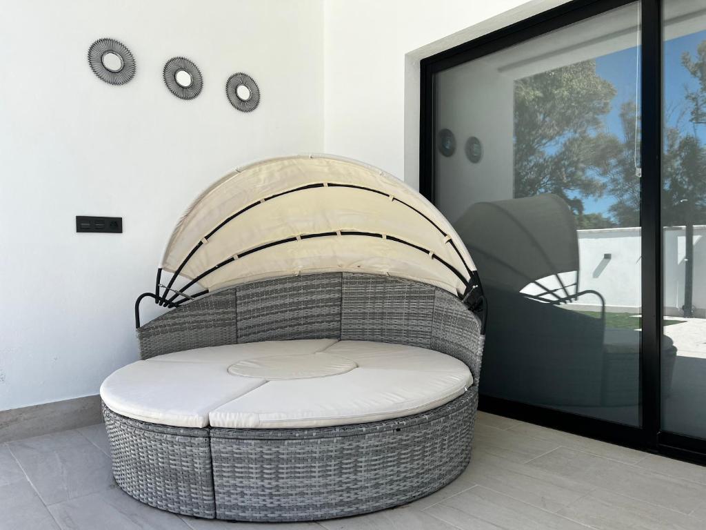 Posezení v ubytování BAMBÚ SUP · Casa rural en Vejer con piscina privada