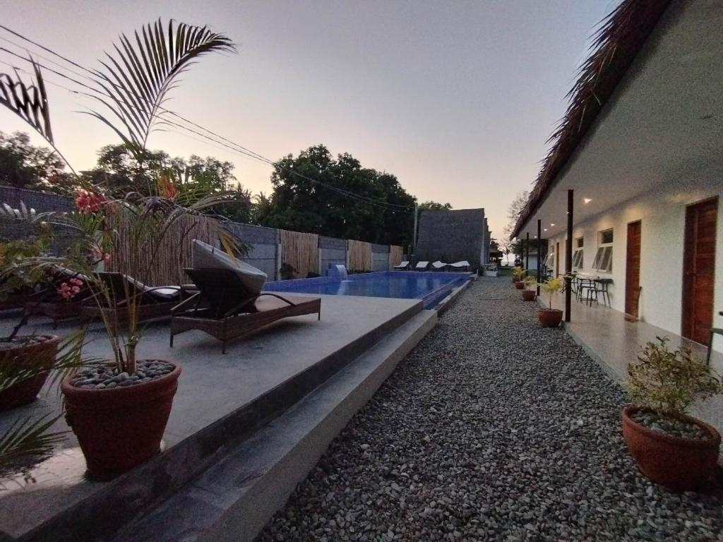 Garður fyrir utan Sunset Villas Palauig Zambales