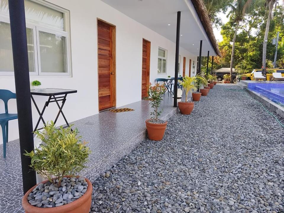 Garður fyrir utan Sunset Villas Palauig Zambales