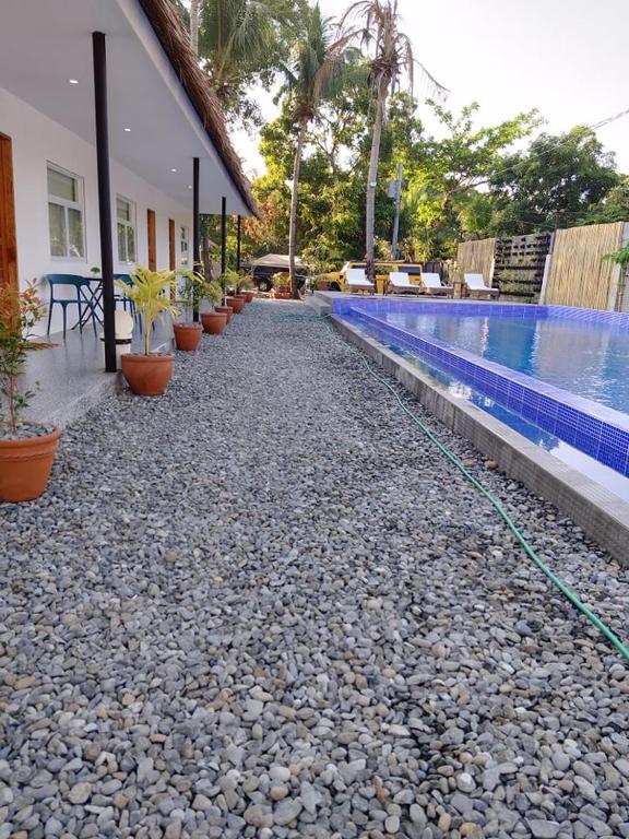Sundlaugin á Sunset Villas Palauig Zambales eða í nágrenninu