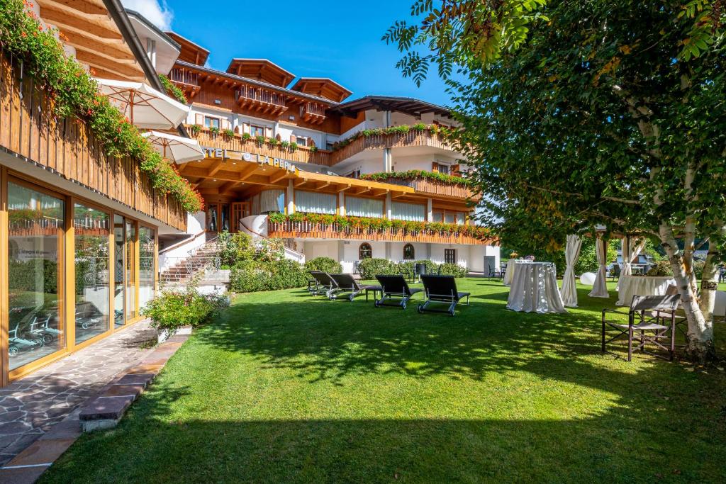Vonkajšia záhrada v ubytovaní Hotel La Perla