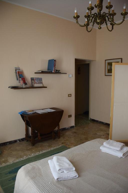 A bed or beds in a room at La Lanterna di Lida e Beppe