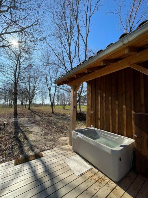 Fotografia z galérie ubytovania Dôme insolite Lichen jacuzzi et petits-déjeuners inclus v destinácii Gondrin
