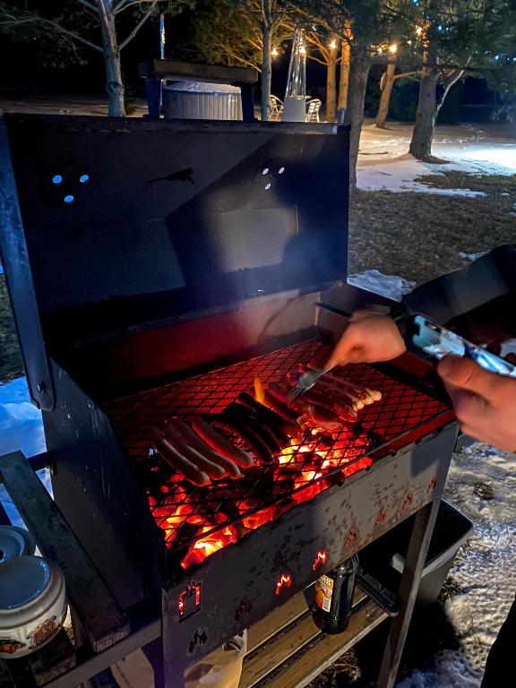 Gril dostupný pro hosty v luxury tent