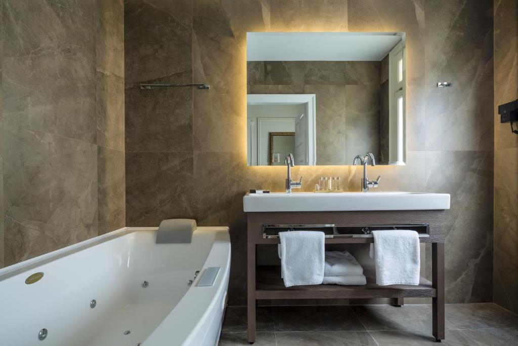 3 Sixty Hotel & Suites - 9