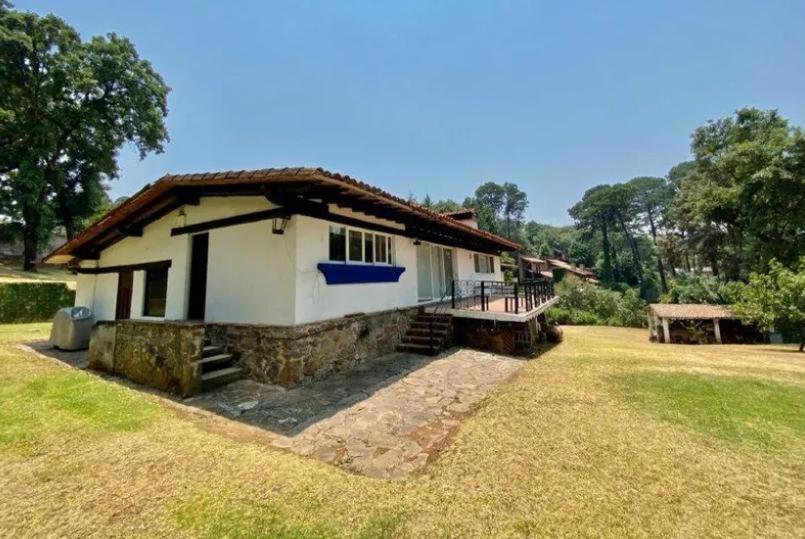 ein kleines Haus mit einem großen Hof davor in der Unterkunft Casa de Campo, para crear momentos inolvidables! in Valle de Bravo