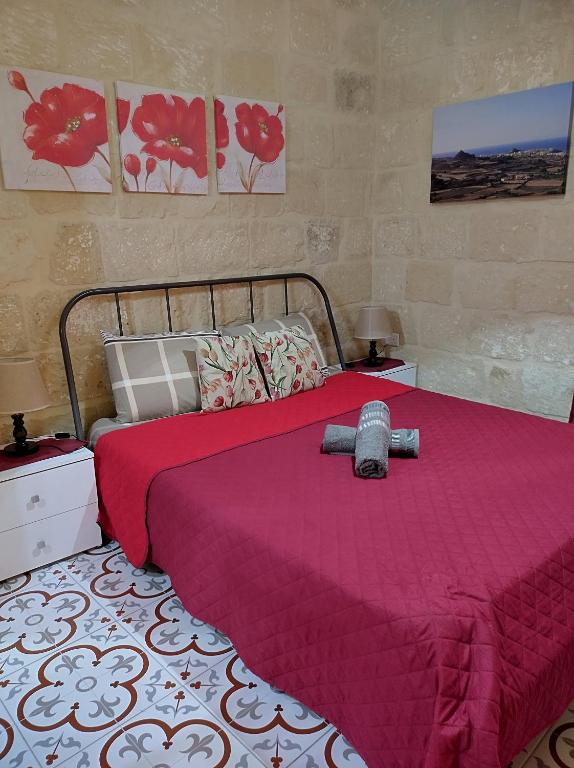 - une chambre avec un grand lit et une couverture rouge dans l'établissement Sixty Two #4, à Victoria
