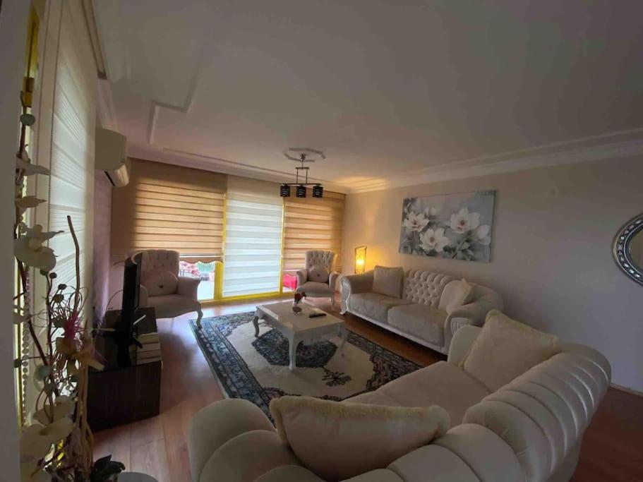 een woonkamer met witte banken en een tafel bij Kuşadasi Marina’da havuzlu site konutu in Kuşadası