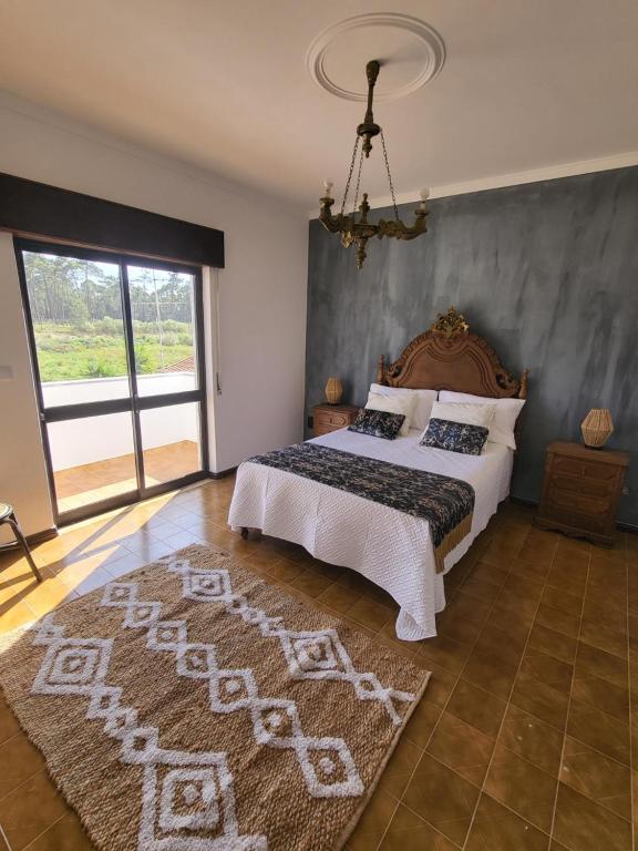 sypialnia z dużym łóżkiem i dywanem w obiekcie UFitness Hotel w mieście Vila Real de Santo António
