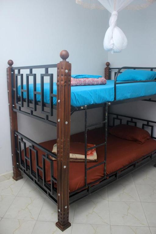カンパラにあるDriftwood Apartments - Nakweroの二段ベッド2組が備わる客室です。