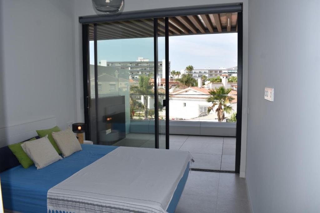 Posteľ alebo postele v izbe v ubytovaní Luxury complex beachfront apartment, infinity pool, sauna, gym and large terrace