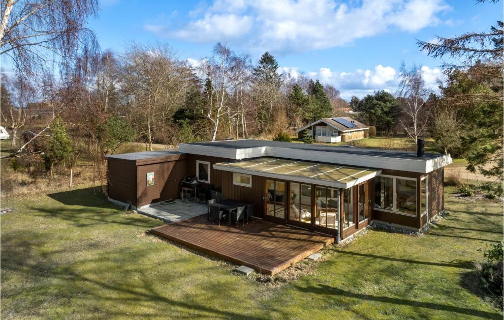 ein modulares Haus mit einer Terrasse auf einem Feld in der Unterkunft Amazing Home In Stege With Kitchen in Stege