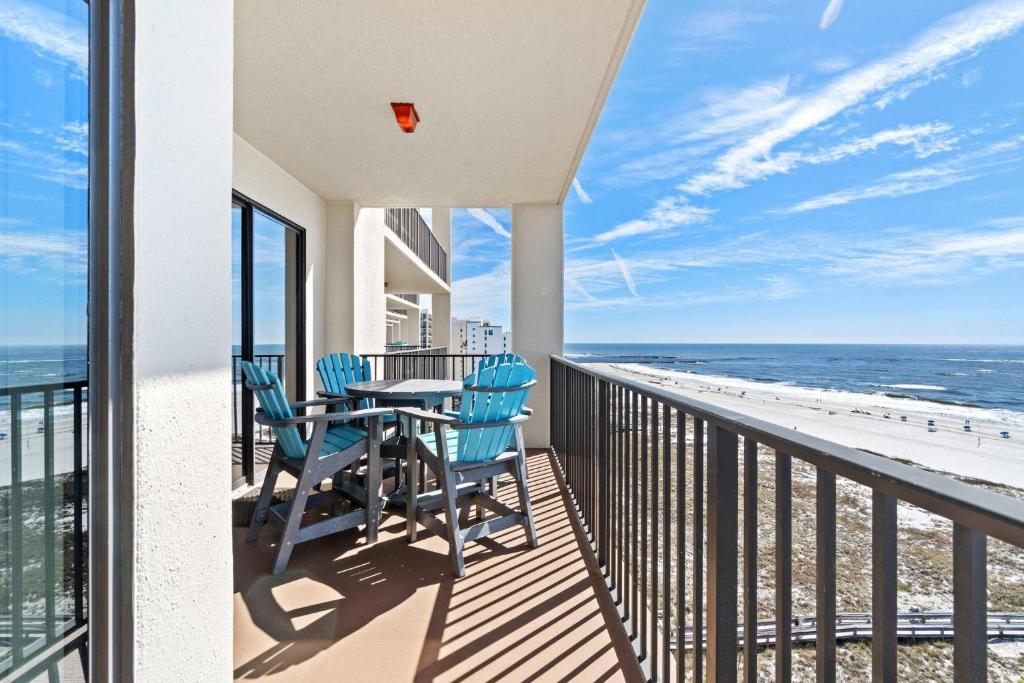 d'un balcon avec une table et des chaises donnant sur l'océan. dans l'établissement Phoenix Vll 1102, à Orange Beach