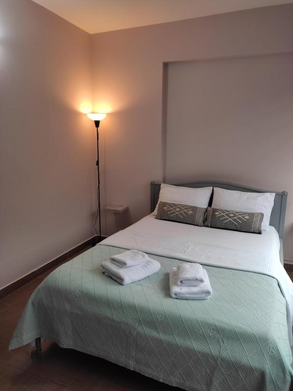 馬可波羅的住宿－Double M comfy flat，一间卧室配有一张床,上面有两条毛巾