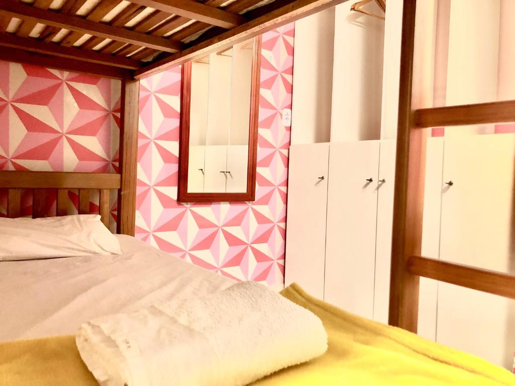 um quarto com uma cama e um espelho em GayFriendly Hostel BSB Airport em Brasília