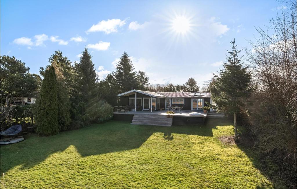 希勒勒的住宿－Stunning Home In Hillerd With Lake View，享有带庭院的房屋的空中景致