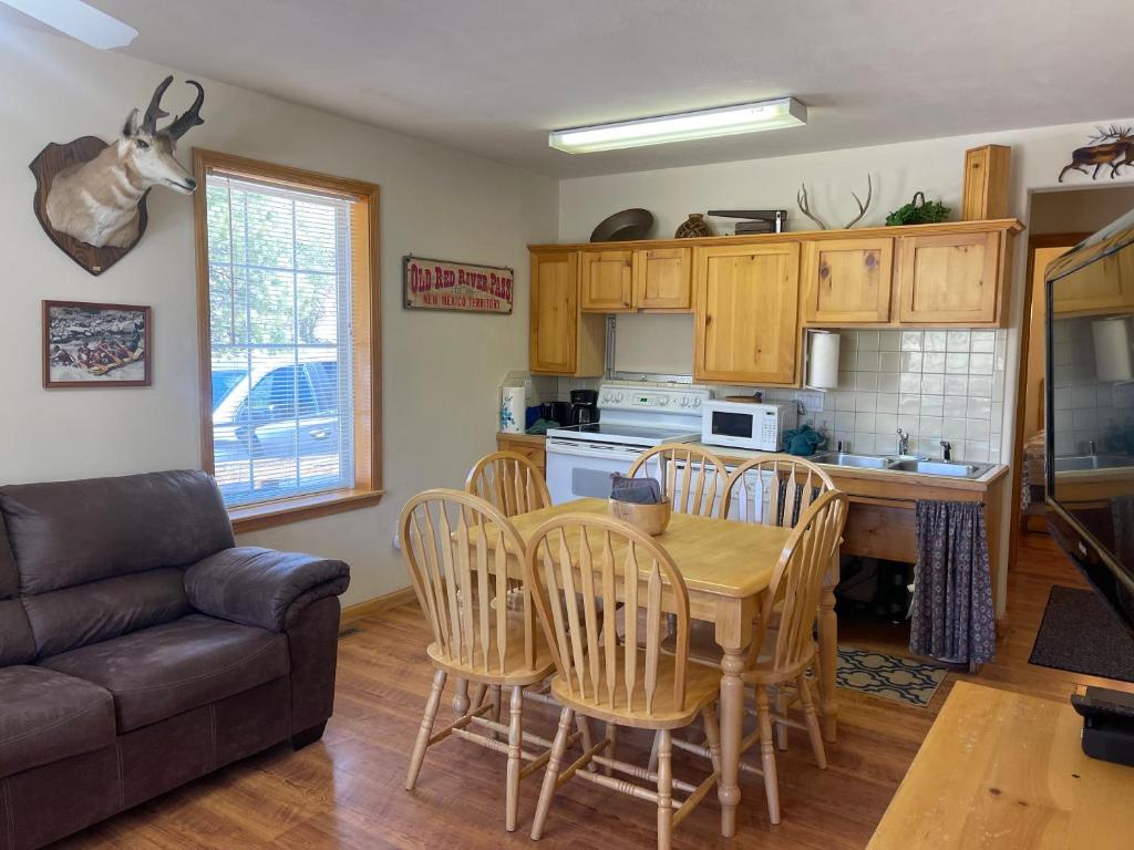 uma cozinha e sala de estar com mesa e cadeiras em Wiggins River Retreat 5 On The River em Red River