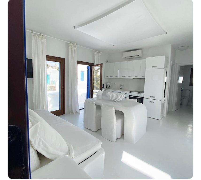 Nhà bếp/bếp nhỏ tại White luxury suite with shared pool downtown by Mykonos Eight