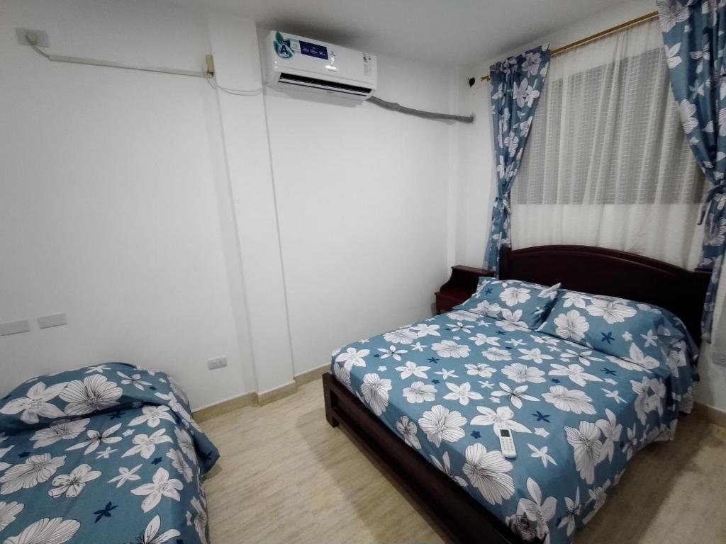 Suite 2 para 3 personas في بلاياس: غرفة نوم صغيرة بها سرير ونافذة