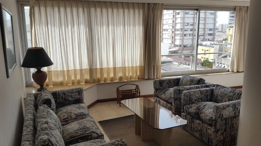 sala de estar con 2 sofás y mesa de cristal en Punta Del Este, Península Santos Dumont, 2 dormitorios, 2 baños, 5 personas, en Punta del Este